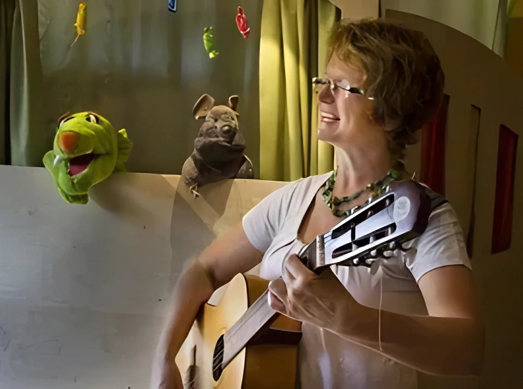 Kinder singen den Maus-Monster-Song